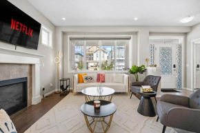 Stylish Designer's Favorite Home with Free Banff Pass, Netflix, Double Garage, Sleeps 8